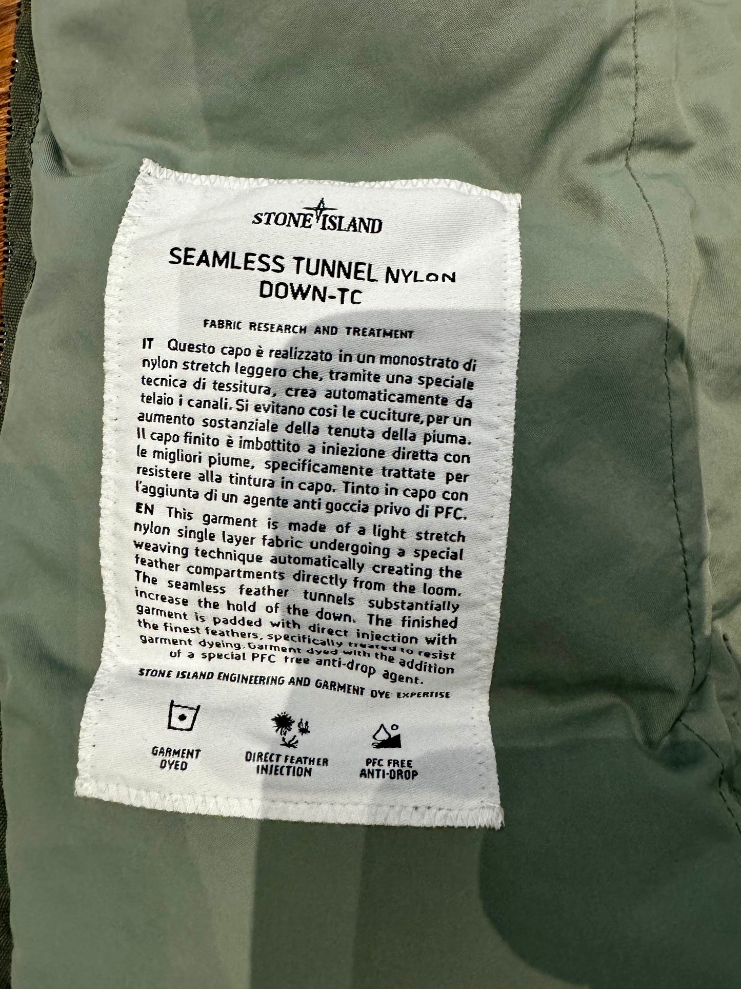 STONE ISLAND - SEAMLESS TUNNEL HOODED DOWN JACKET - SAGE GREEN