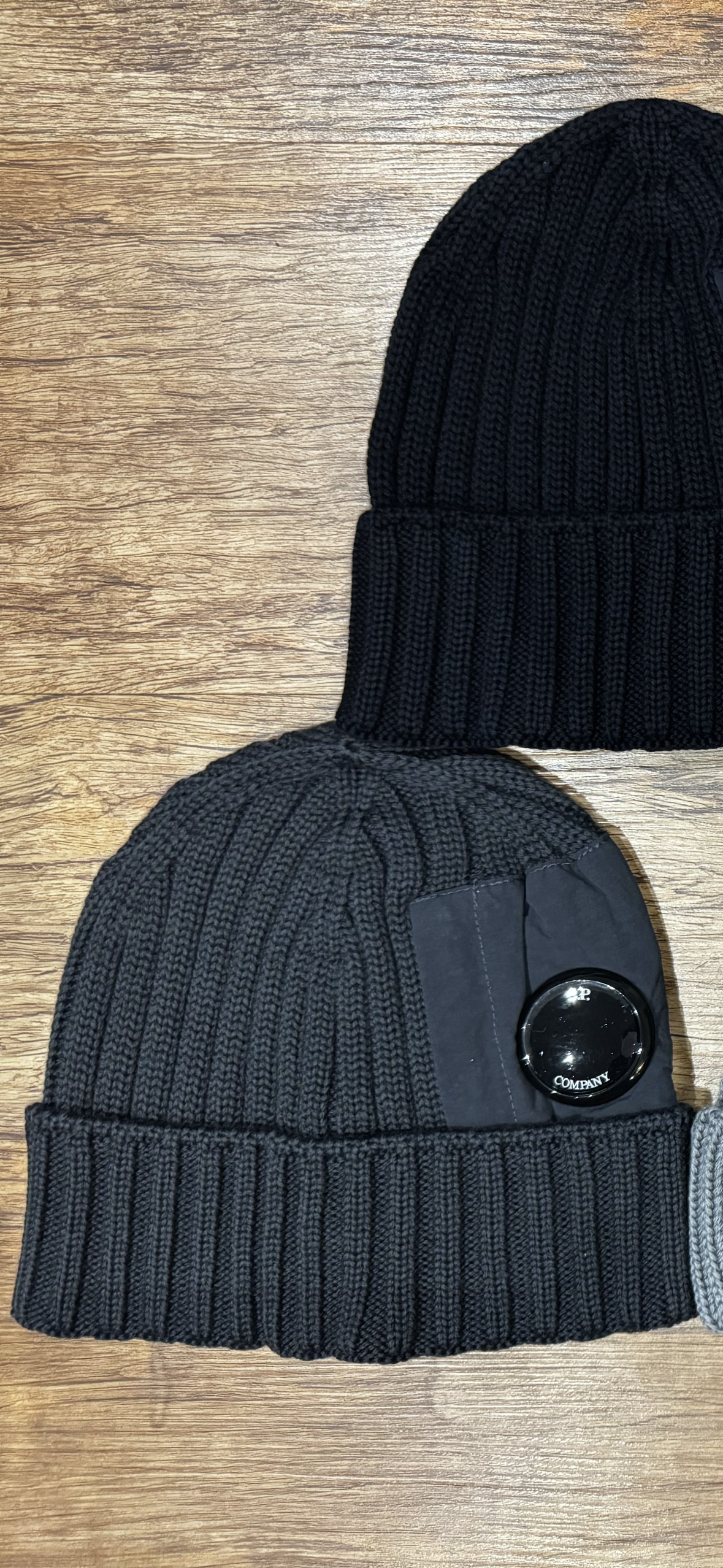 CP COMPANY - EXTRA FINE MERINO WOOL LENS BEANIE