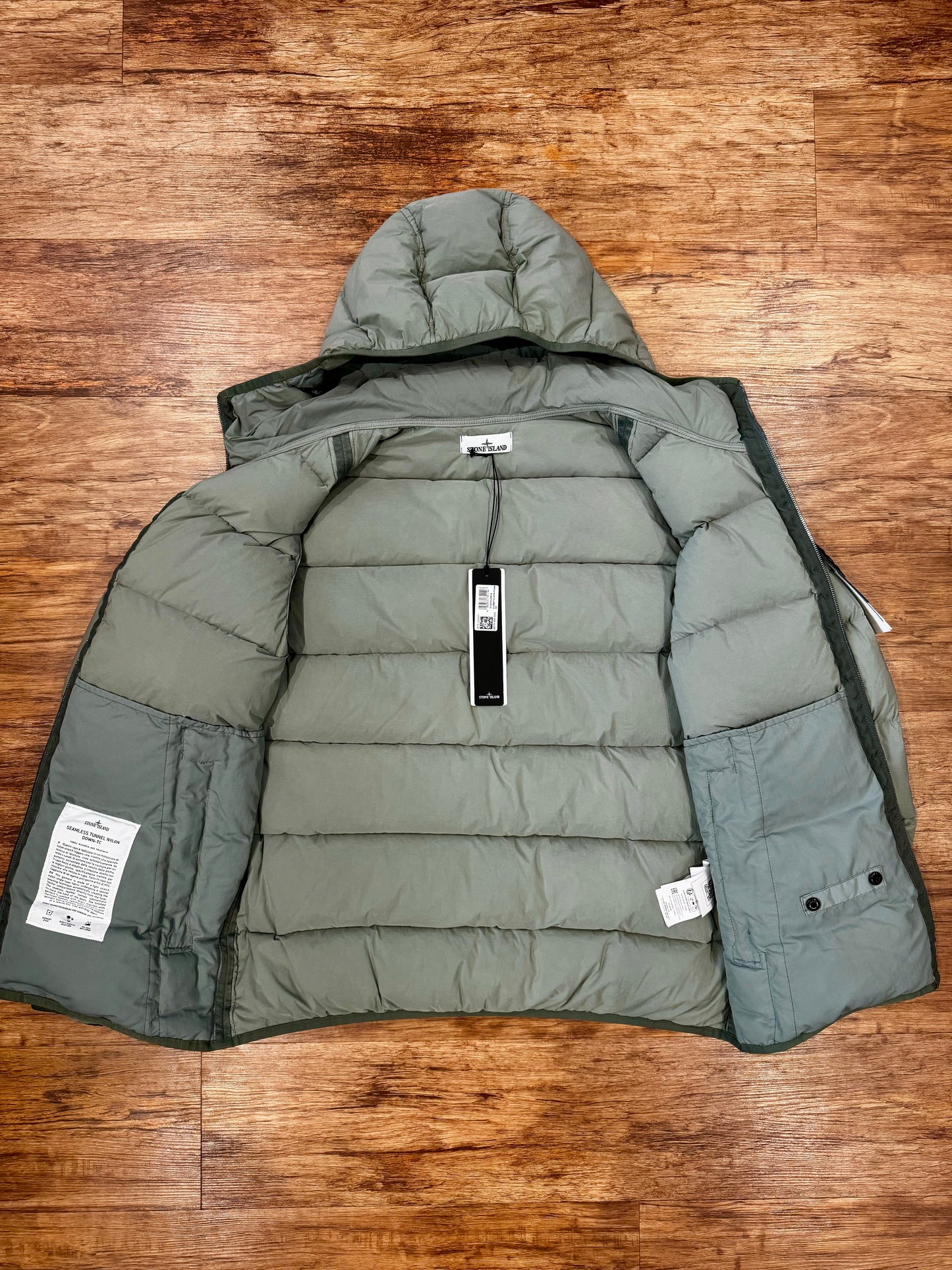 STONE ISLAND - SEAMLESS TUNNEL HOODED DOWN JACKET - SAGE GREEN