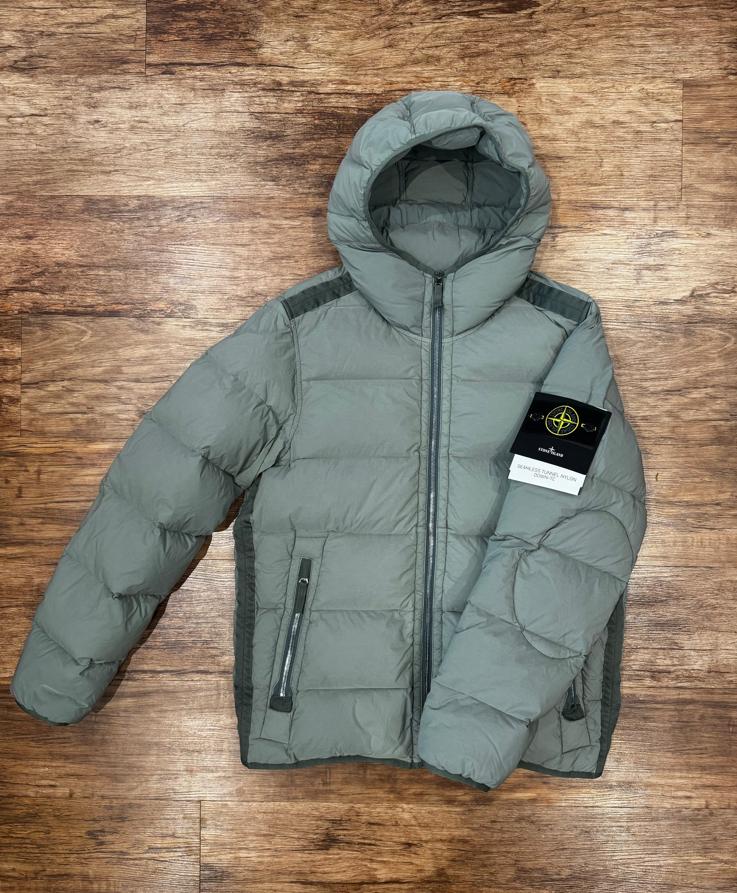 STONE ISLAND - SEAMLESS TUNNEL HOODED DOWN JACKET - SAGE GREEN