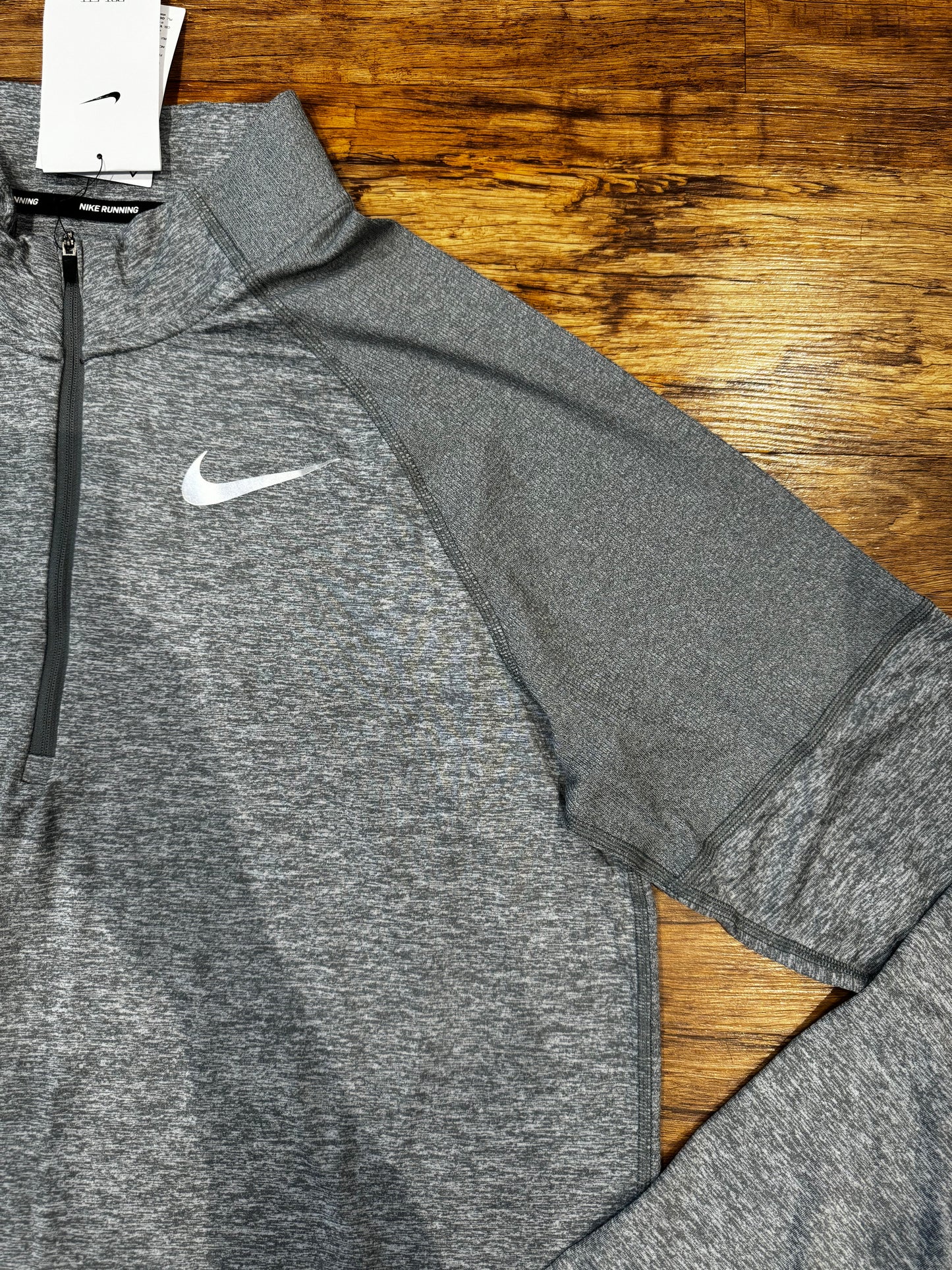 NIKE ELEMENT 1/4 ZIP TOP - GREY