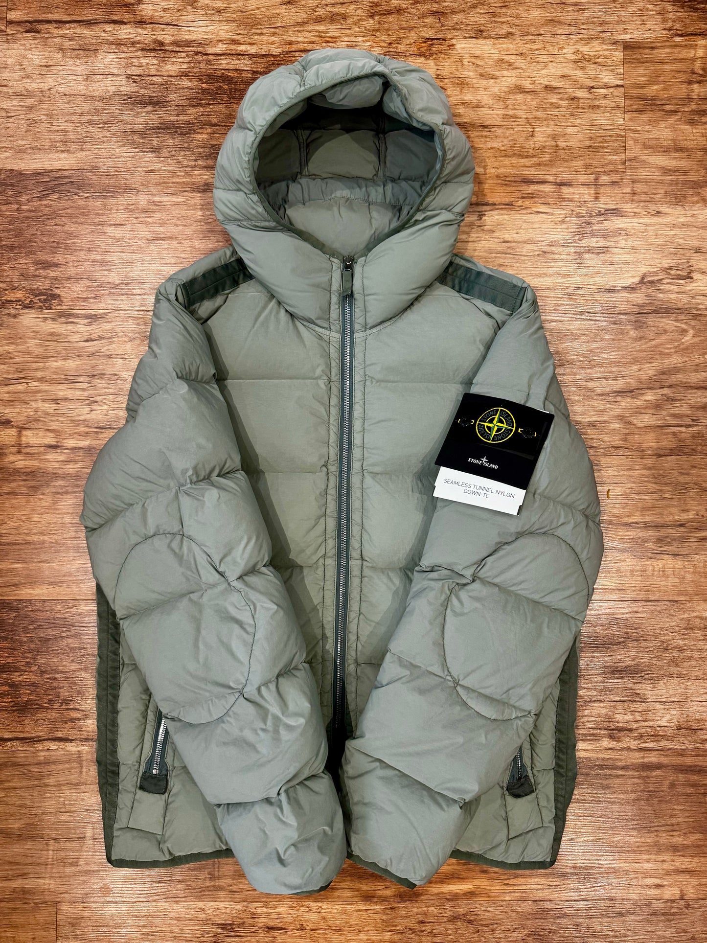 STONE ISLAND - SEAMLESS TUNNEL HOODED DOWN JACKET - SAGE GREEN