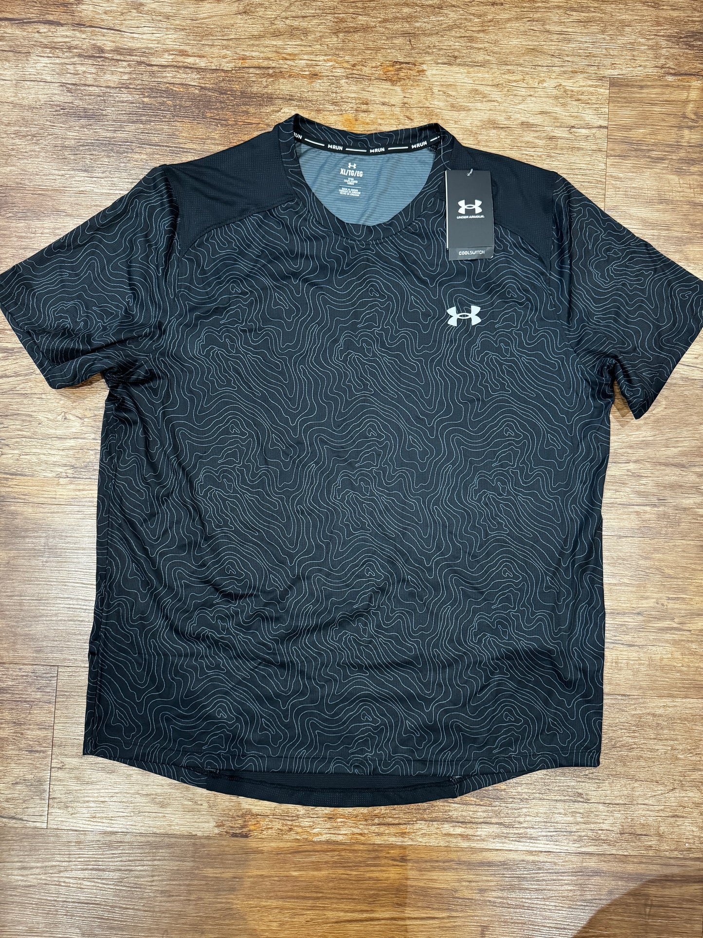 UNDER ARMOUR - COOL-SWITCH PATTERN T-SHIRT - BLACK