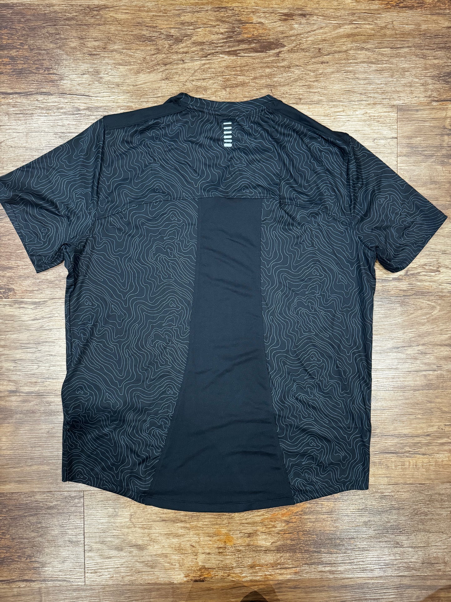 UNDER ARMOUR - COOL-SWITCH PATTERN T-SHIRT - BLACK